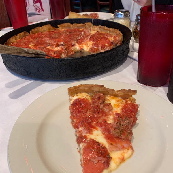 รูปภาพถ่ายที่ Pizano&#39;s Pizza โดย Alan M. เมื่อ 9/27/2021