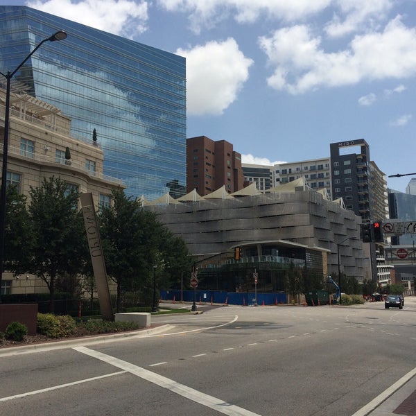 Foto tomada en Uptown Dallas  por Рина Б. el 7/10/2016