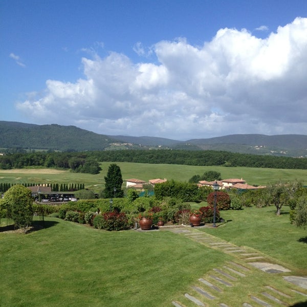 รูปภาพถ่ายที่ La Bagnaia Golf &amp; Spa Resort Siena, Curio Collection by Hilton โดย William W. เมื่อ 5/24/2013