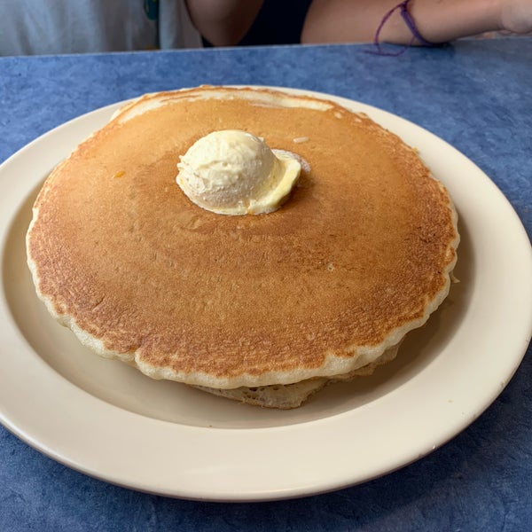 J’ai testé les Pancakes avec Caramel et une boule de beurre salé .... Pancakes gigantesques et vraiment bons 😉👍 lorsqu’on voit le panneau, il faut lâcher sa trottinette et rentrer à l’intérieur...