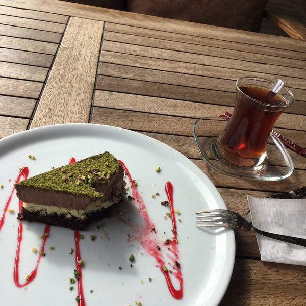 Photo prise au Modd Cafe &amp; Restaurant par Ramazan Y. le4/24/2019