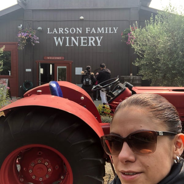 รูปภาพถ่ายที่ Larson Family Winery โดย Jena M. เมื่อ 8/8/2018