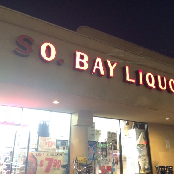 รูปภาพถ่ายที่ South Bay Liquor โดย Brenda S. เมื่อ 2/28/2014