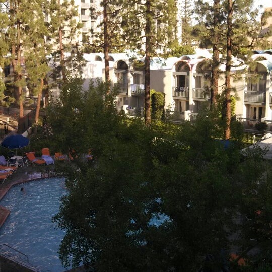 5/20/2013 tarihinde Elena M.ziyaretçi tarafından Howard Johnson Anaheim Hotel and Water Playground'de çekilen fotoğraf