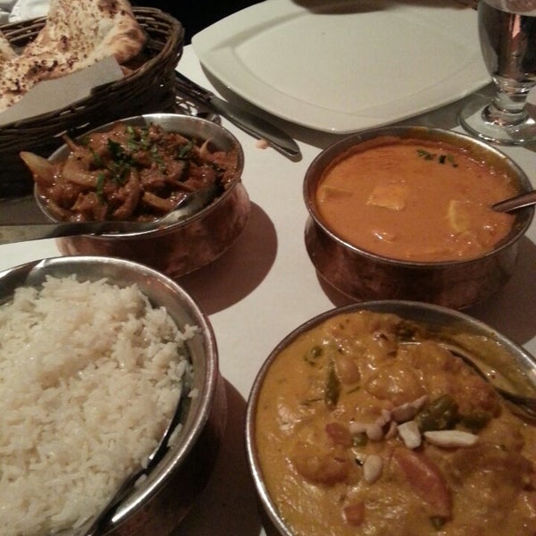 รูปภาพถ่ายที่ Tiffin Indian Kitchen โดย Hira K. เมื่อ 3/13/2013