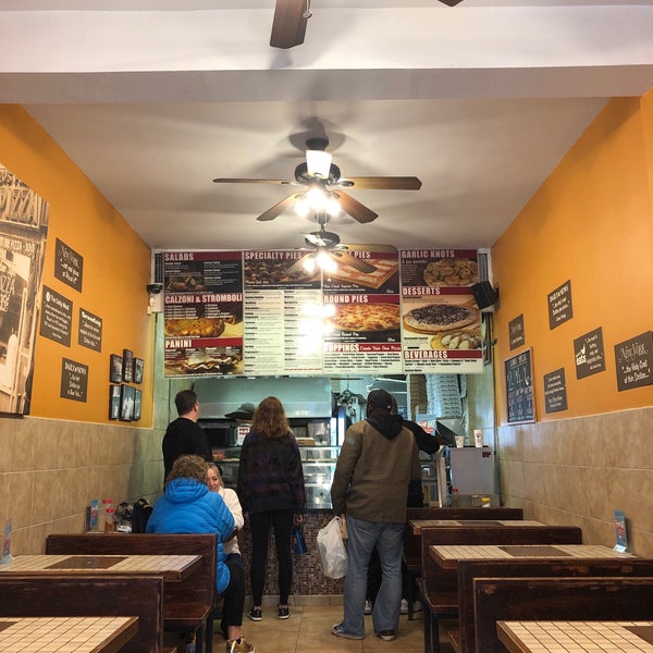 Foto scattata a Rizzo&#39;s Fine Pizza da Chevonda A. il 5/3/2019