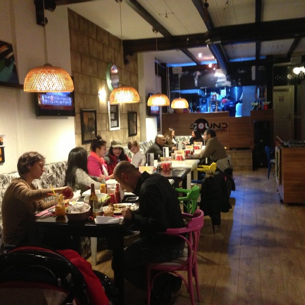 Das Foto wurde bei Sound Cafe&amp;Restaurant von Taner Ç. am 12/6/2013 aufgenommen