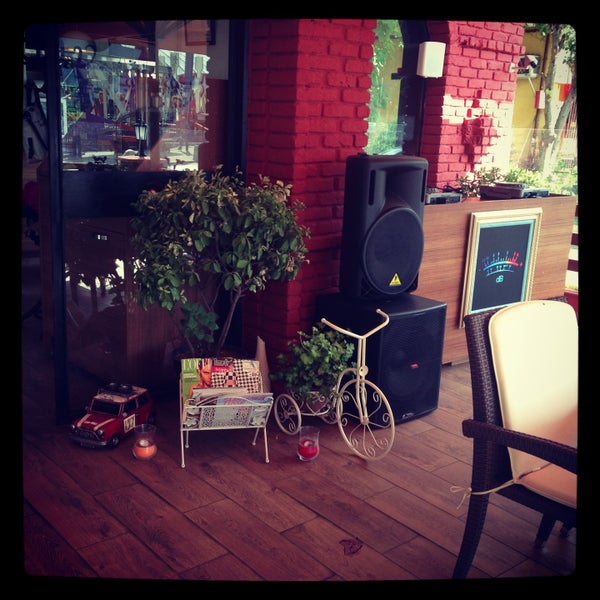 Снимок сделан в Sound Cafe&amp;Restaurant пользователем Taner Ç. 8/23/2013