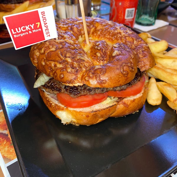 Foto tirada no(a) Lucky 7 Burgers &amp; More por Abdulrahman A. em 2/4/2023