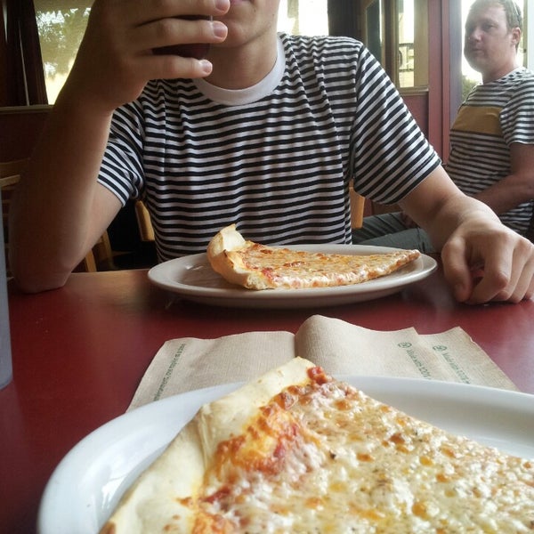 Foto tirada no(a) Atomic Pizza por Cameron B. em 8/8/2013