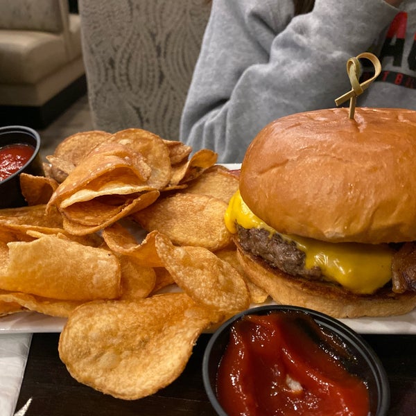 Foto scattata a Tiff&#39;s Burger &amp; Alehouse da Tom S. il 11/3/2019