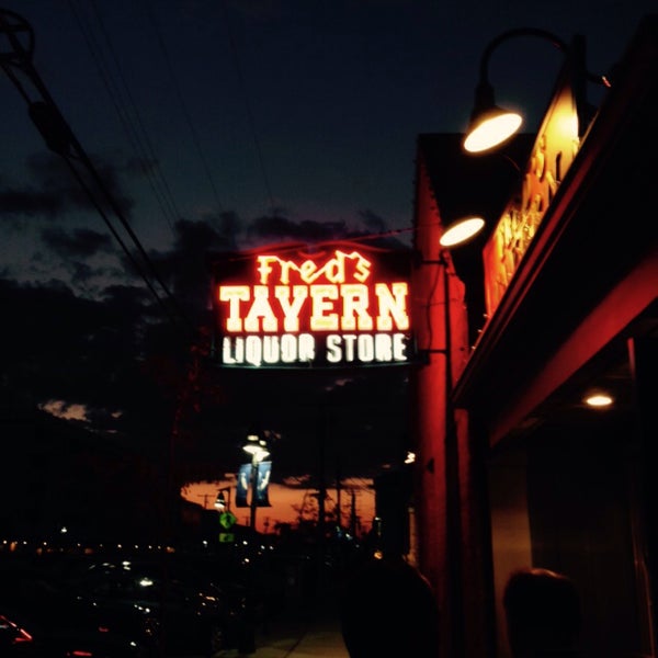 8/27/2015에 Tom S.님이 Fred&#39;s Tavern &amp; Liquor Store에서 찍은 사진