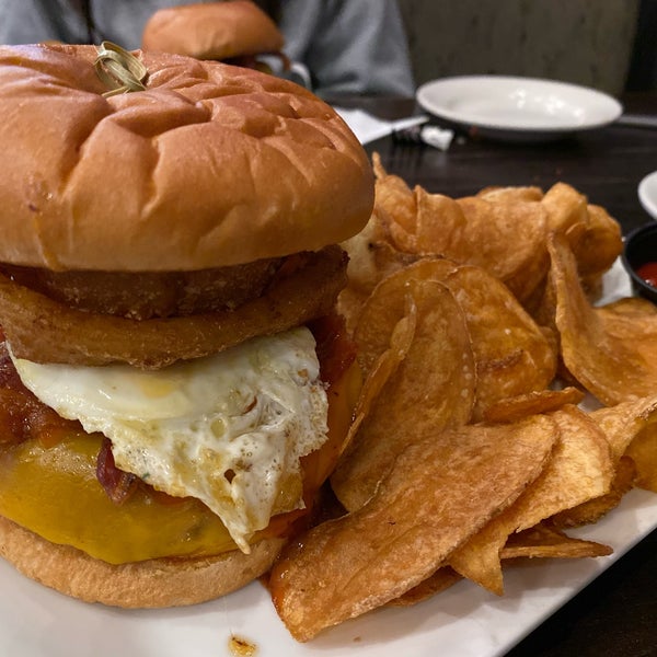 รูปภาพถ่ายที่ Tiff&#39;s Burger &amp; Alehouse โดย Tom S. เมื่อ 11/3/2019