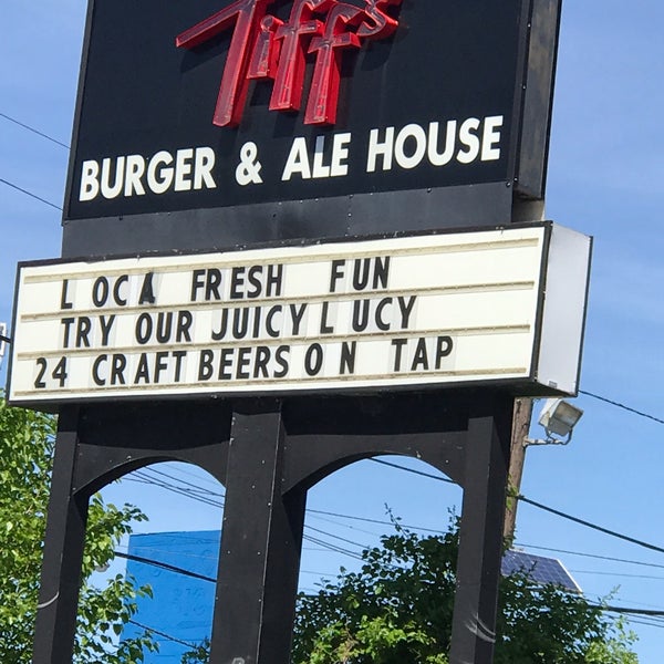 Foto tirada no(a) Tiff&#39;s Burger &amp; Alehouse por Tom S. em 5/11/2019