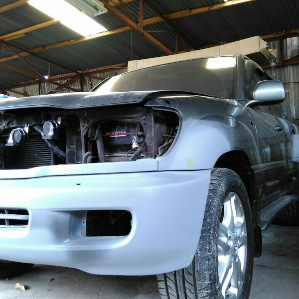 Снимок сделан в Garasi 64 Auto Body Repair &amp; Paint пользователем Rizky F. 10/8/2015