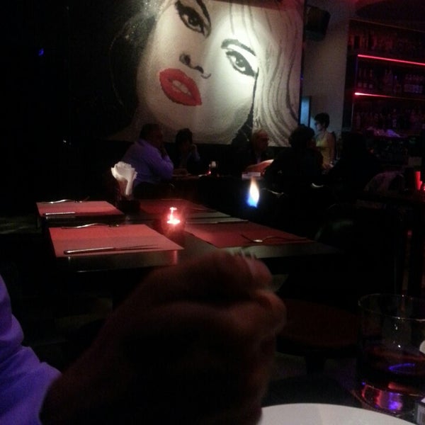 Das Foto wurde bei Le Saint Tropez Cocktail Bar von Maria K. am 3/2/2013 aufgenommen