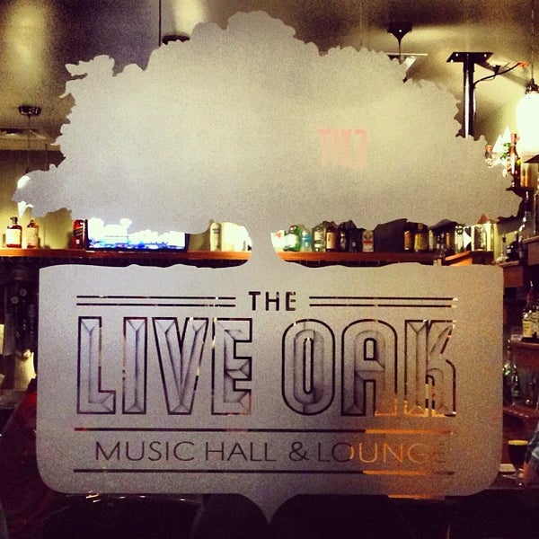 รูปภาพถ่ายที่ Live Oak Music Hall &amp; Lounge โดย Chris G. เมื่อ 4/18/2013