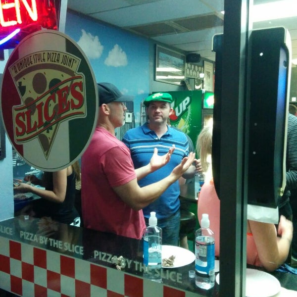 3/21/2014にMichael D.がSlices Pizzaで撮った写真