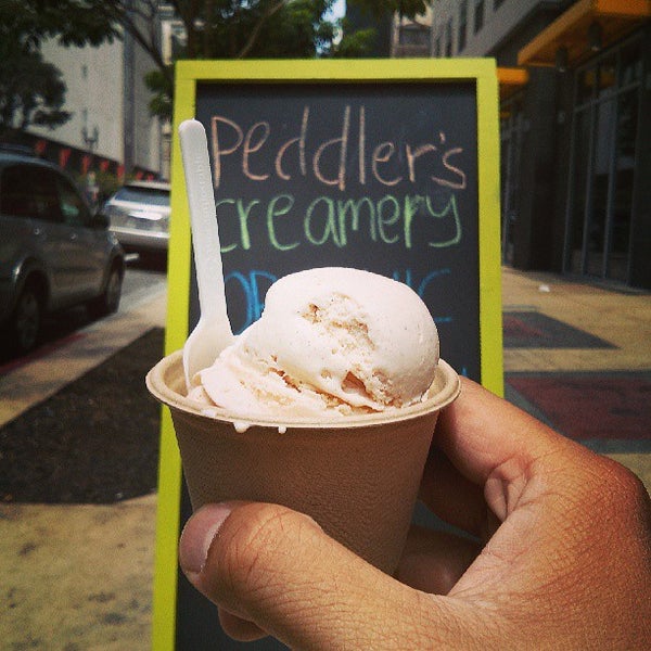 7/20/2013 tarihinde delziyaretçi tarafından Peddler&#39;s Creamery'de çekilen fotoğraf