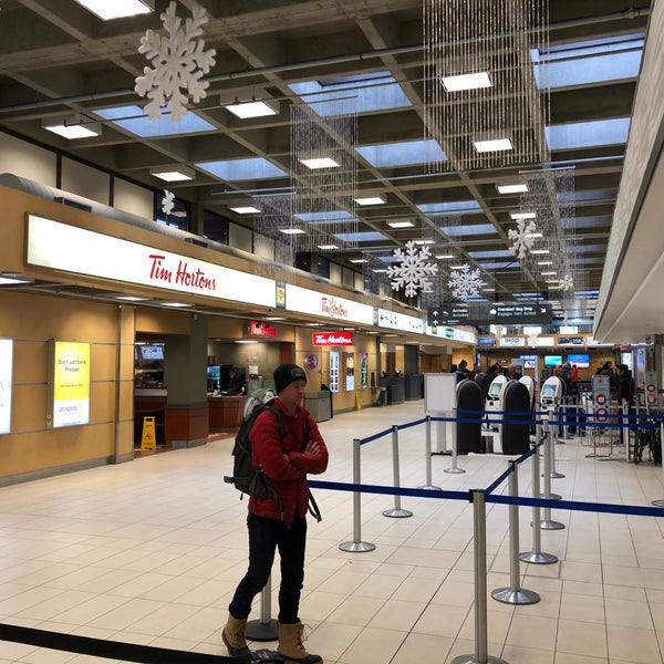 2/25/2018 tarihinde Sam G.ziyaretçi tarafından Kelowna International Airport (YLW)'de çekilen fotoğraf