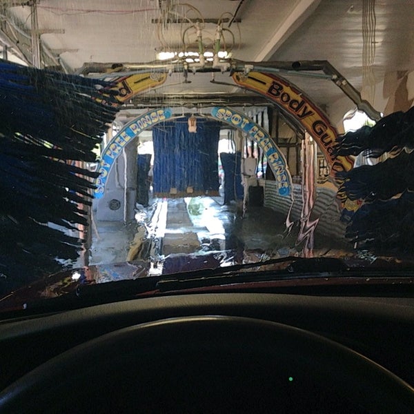 รูปภาพถ่ายที่ Classic Car Wash โดย Mark C. เมื่อ 5/23/2014