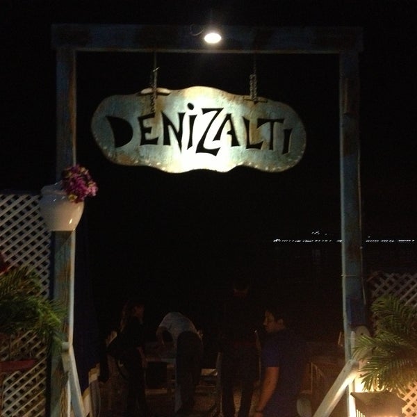 Foto diambil di Denizaltı Cafe &amp; Restaurant oleh Neslihan B. pada 5/13/2013