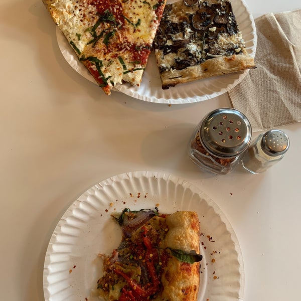 Foto scattata a Williamsburg Pizza da Srujana A. il 2/8/2020