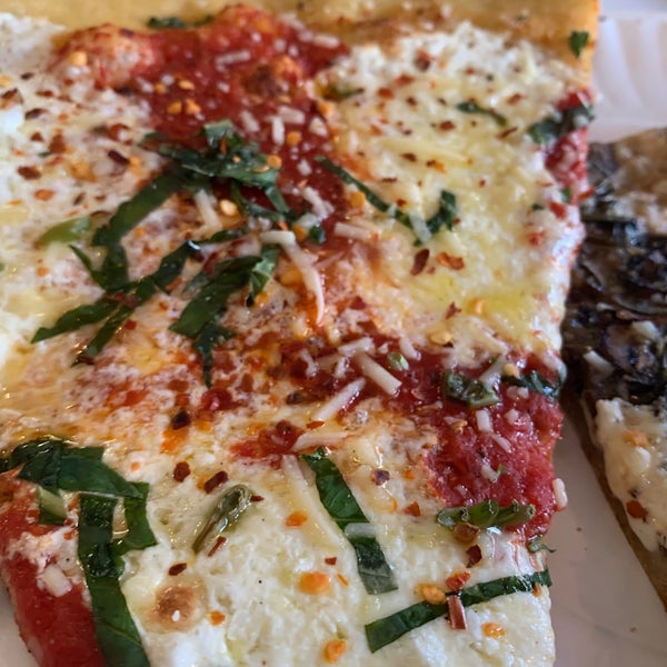 Foto scattata a Williamsburg Pizza da Srujana A. il 2/8/2020