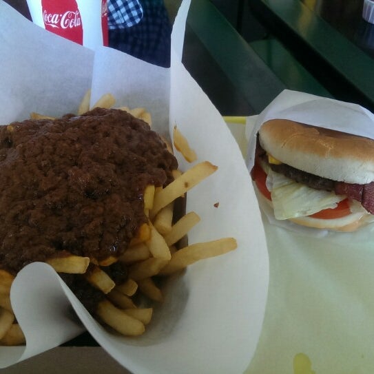 Foto tomada en Willie&#39;s Burgers  por Uday M. el 8/1/2014