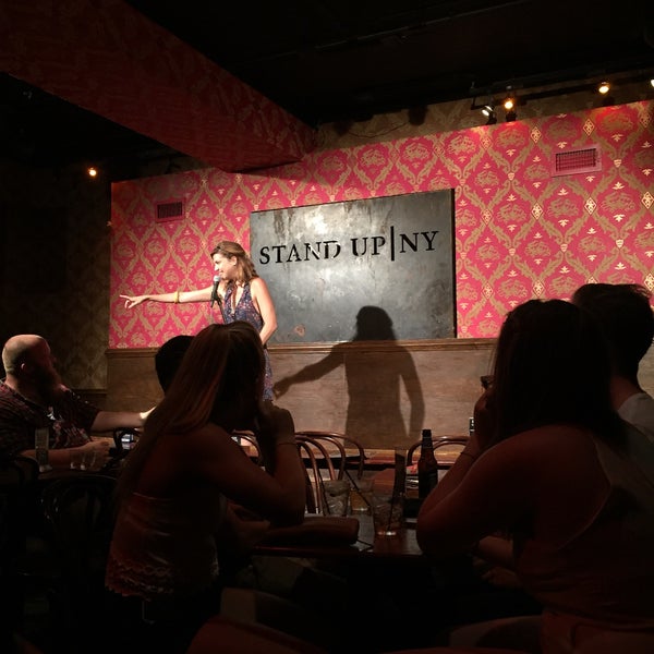 รูปภาพถ่ายที่ Stand Up NY โดย Moving G. เมื่อ 9/9/2015