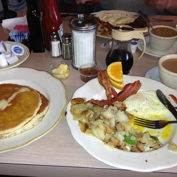 รูปภาพถ่ายที่ Jack&#39;s Whittier Restaurant โดย Mayra L. เมื่อ 2/5/2013