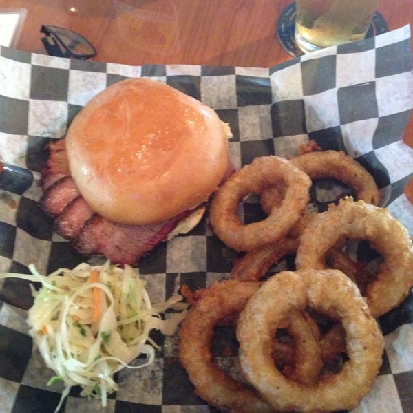 Снимок сделан в Elwoods Barbecue &amp; Burger Bar пользователем B K. 6/19/2014