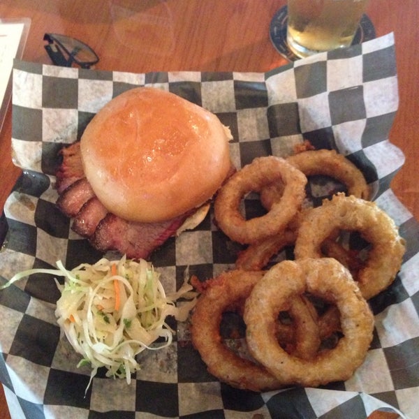 Foto tomada en Elwoods Barbecue &amp; Burger Bar  por B K. el 6/19/2014