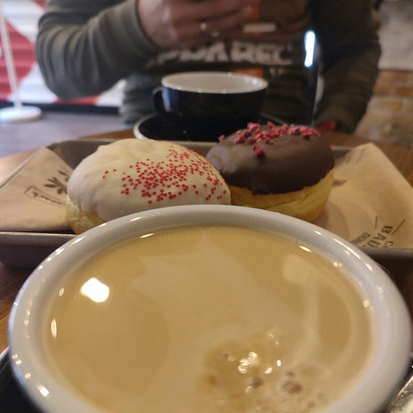 รูปภาพถ่ายที่ Badass Coffee &amp; Donut โดย Lexi เมื่อ 11/30/2021