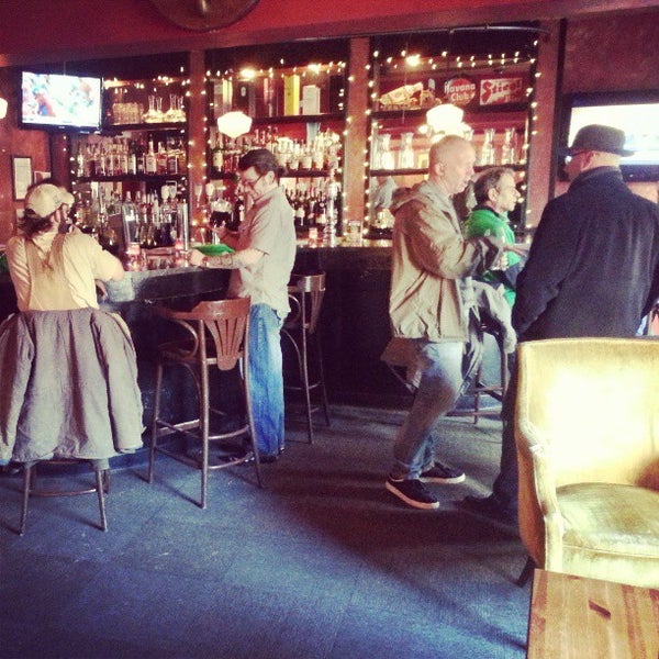 Foto tirada no(a) One Duke Restaurant and Lounge por Courtney M. em 3/15/2013