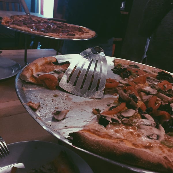 Foto tirada no(a) Pizza Moda por Ozlm A. em 12/12/2015