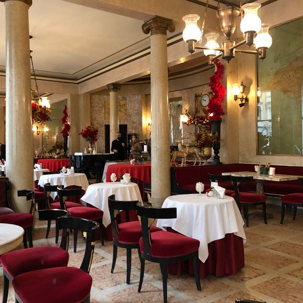 Foto diambil di Caffè Pedrocchi oleh Michela F. pada 12/8/2021