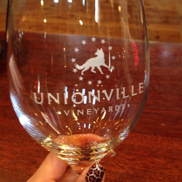 Foto tirada no(a) Unionville Vineyards por Amy T. em 12/27/2013