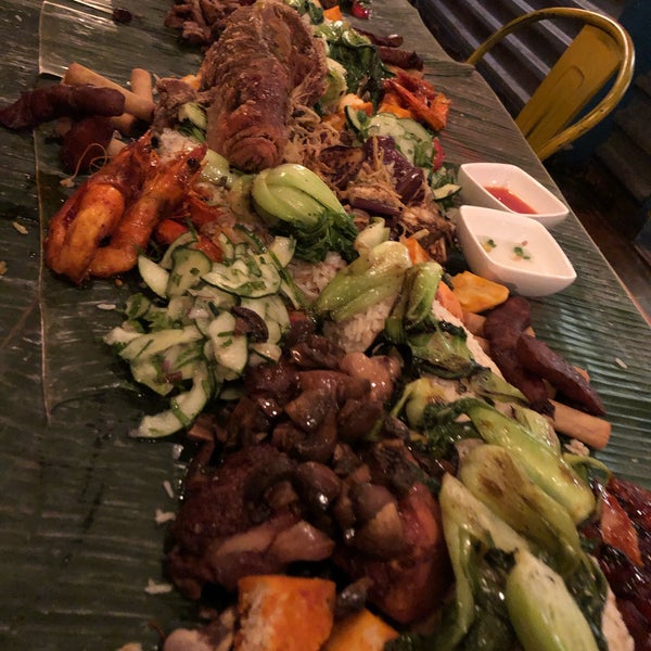 รูปภาพถ่ายที่ Jeepney Filipino Gastropub โดย Amy T. เมื่อ 8/31/2019