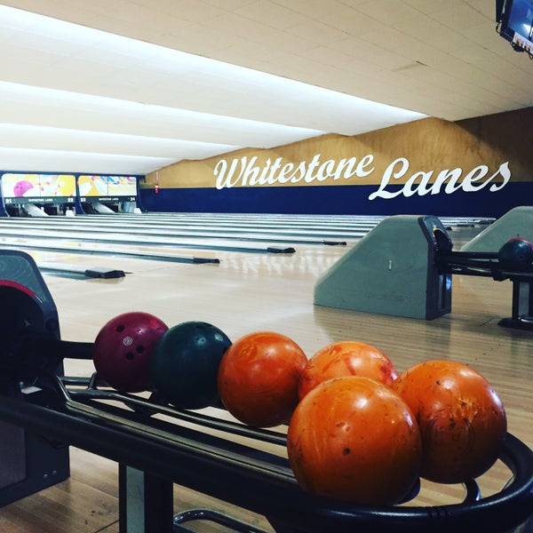 Das Foto wurde bei Whitestone Lanes Bowling Centers von Amy T. am 12/7/2015 aufgenommen