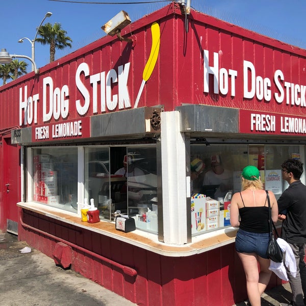 Foto diambil di Hot Dog on a Stick oleh Jon C. pada 6/3/2018