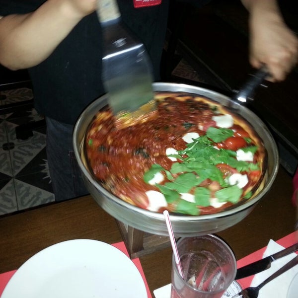 Foto tomada en Stromboli Deep Dish Pizza  por Fernando R. el 3/17/2013