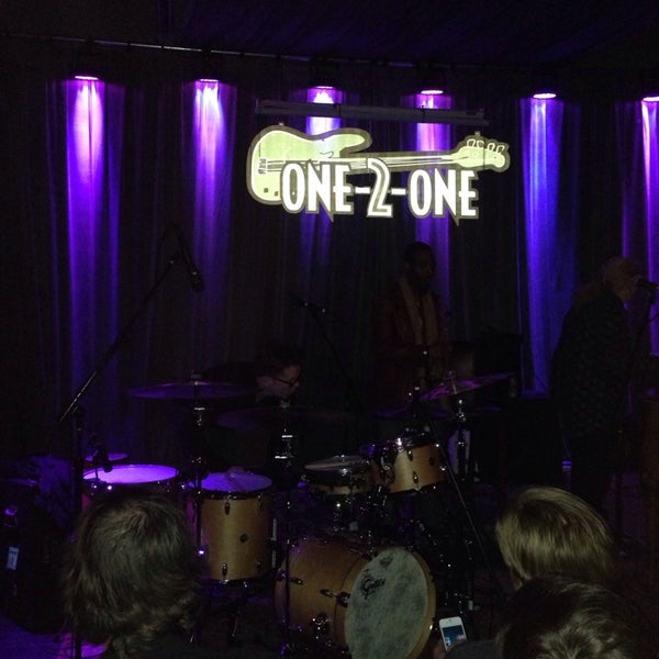 รูปภาพถ่ายที่ One-2-One Bar โดย Judson M. เมื่อ 11/4/2013