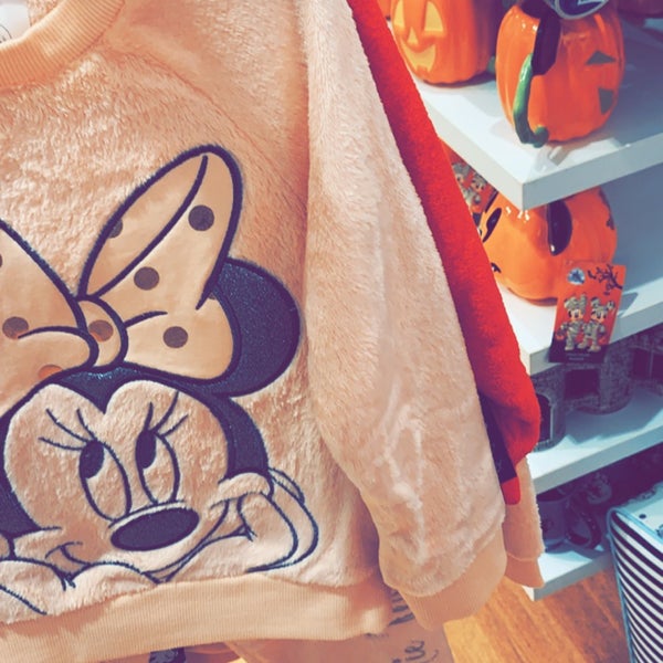 10/2/2019에 Dahom⚡️👷🏽‍♂️님이 Disney Store에서 찍은 사진