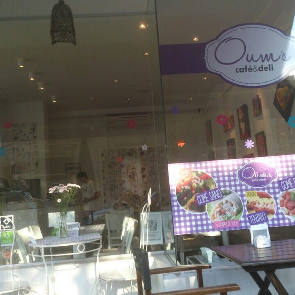 Foto tirada no(a) Oum&#39;s Cafe por Nicolás V. em 5/13/2014