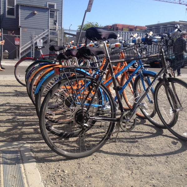 Foto tirada no(a) Streets of San Francisco Bike Tours por Russell Allen E. em 6/8/2014