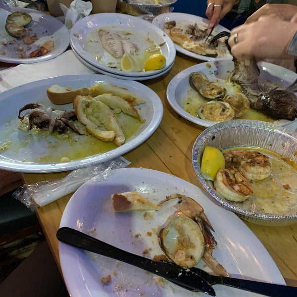 Foto diambil di Astoria Seafood oleh Diego J. pada 5/28/2023