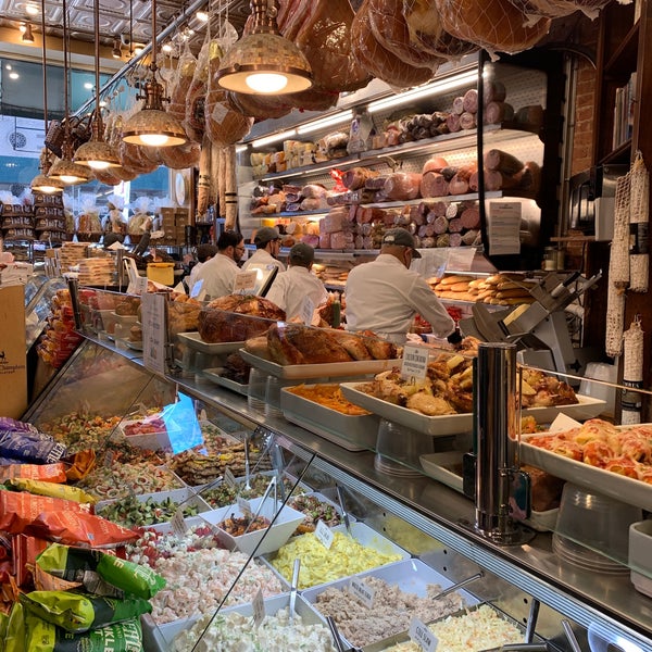 Foto diambil di Milano Market oleh Diego J. pada 4/2/2022