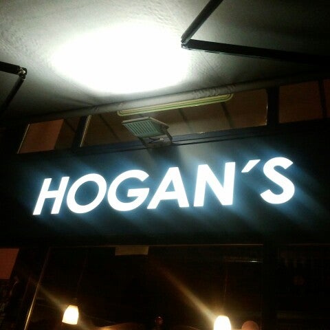 Foto diambil di Hogan&#39;s Bar &amp; Restaurant oleh Caterina J. pada 3/28/2013