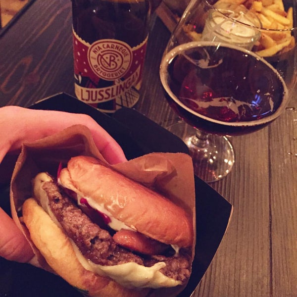 รูปภาพถ่ายที่ Barrels Burgers &amp; Beer โดย Sara Ö. เมื่อ 12/1/2015